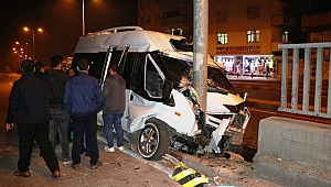  İŞÇİ SERVİSİ YÖNLENDİRME DİREĞİNE ÇARPTI: 10 YARALI