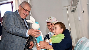 Mahçiçek'ten Çocuk Hastalara Sürpriz Ziyaret