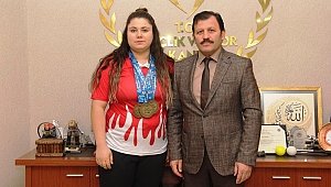 Milli Halterci Melike Günal Avrupa Şampiyonu