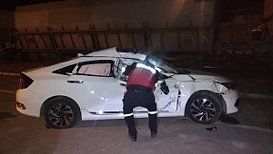 Otomobile Tren Çarptı