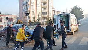 Hafif Ticari Araçla Çarpışan Otomobil Refüje Çıktı: 1 Yaralı