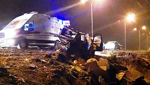Hafif Ticari Araçla Otomobil Çarpıştı: 1 Ölü, 3 Yaralı