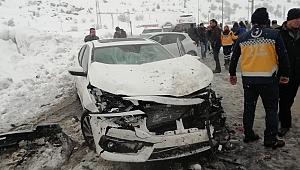  Karlı Yolda 9 Otomobil Birbirine Girdi: 3 Yaralı