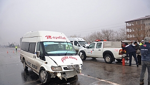Minibüsler Çarpıştı: 5 Yaralı