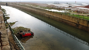 Otomobil Kanala Uçtu: 1 Yaralı