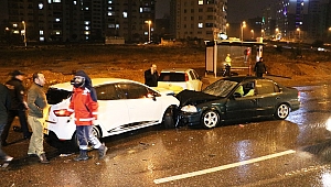 Otomobil Kaza Sonrası Toplanan Kalabalığa Daldı: 8 Yaralı