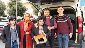  Sokakta Çalışan Çocuklara Bot Ve Mont Yardımı