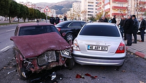 Sürücüsü Olmayan Araç 3 Otomobile Çarptı: 2 Yaralı