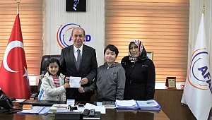 İki Kardeş Harçlıklarını Depremzedelere Bağışladı