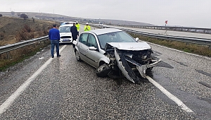 Otomobil Bariyerlere Çarptı