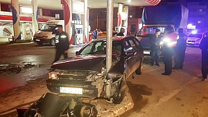 Otomobil Trafik Lambasına Çarptı