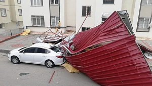 Rüzgar Çatıları Uçurdu, Tipi Ulaşımı Vurdu