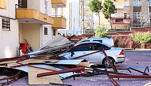 Şiddetli Rüzgar Çatıları Uçurdu, Ağaçları Yerinden Söktü