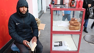 Simit Satarak Kitap Okuyor