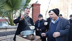 Sokakta Bardak Bardak Tirşik Çorbası İçiyorlar
