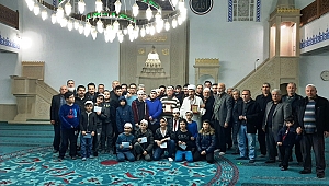 Çocuklar, Namazlarını Camide Kıldılar, Ödülleri Kaptılar.