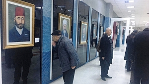 Fırça Kullanmadan Parmaklarıyla Maraş'ın Kurtuluşunu Tuvale Yansıttı