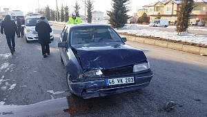 Frene Bastı Otomobil Çarptı