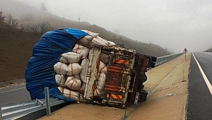 Saman Yüklü Kamyon Devrildi