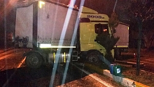 Tır Refüje Çarptı