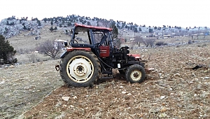 Traktör Uçuruma Yuvarlandı: 3 Yaralı