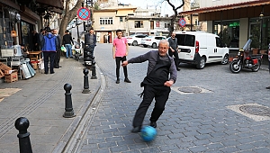 Esnaf Müşteri Olmayınca Futbol Oynadı
