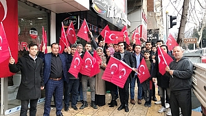 Gençler Şehitler İçin Bayrak Dağıttı