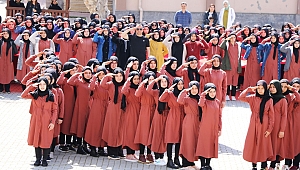 İmam Hatipli Kızlardan Mehmetçiğe Asker Selamıyla Destek