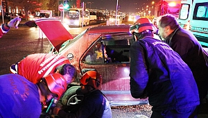 Kaza Sonrası Otomobile Sıkışan Çocuğu Babası Teselli Etti