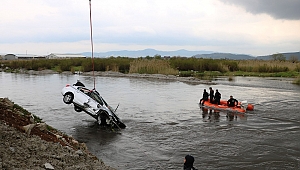 Polisten Kaçarken Suya Düşen Otomobilde Şüphelinin Cesedine Ulaşıldı