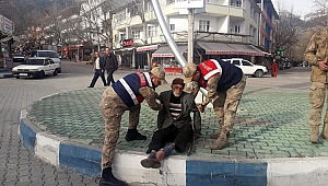 Yürümekte Zorlanan Yaşlı Adamın İmdadına Jandarma Yetişti