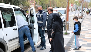 10 Yaşındaki Oğluyla Sokağa Çıkan Baba Ve Anneye Cezai İşlem