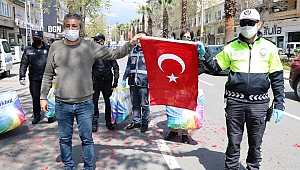 Esnaftan Polislere Yastık, Bayrak