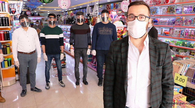 Kırtasiyeciden Sağlık Çalışanlarına Siperli Maske