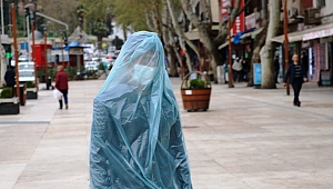 Korona Virüsten Çöp Poşetiyle Korunuyor