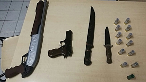 Polisin Durdurduğu Şüpheli Araçtan Tüfek Ve Kesici Aletler Çıktı
