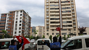 Polisler, Balkon Ve Pencerelerdeki Çocukların Bayramını Kutladı
