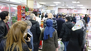 Sokağa Çıkma Yasağını Duyanlar Fırın Ve Marketlere Koştu