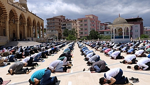 Abdülhamit Han Camiinde ‘Sosyal Mesafeli’ Cuma Namazı