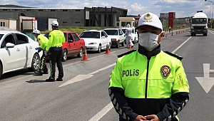 Polisten Çocuklara Kırmızı Düdük