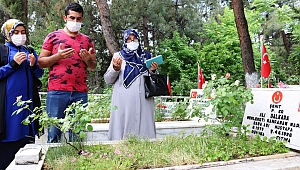 Şehitlikte Duygusal Ziyaret