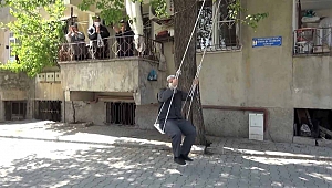 Yaşlı Kardeşler Salıncakta Çocuklar Gibi Eğlendi