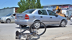 Bisikletin Otomobile Çarpma Anı Kamerada