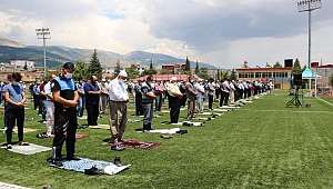 Futbol Sahasında Cuma Namazı