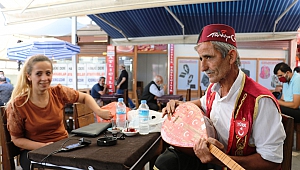 Maskesiz bağlama çalıp türkü söyleyen aşığa 900 lira ceza