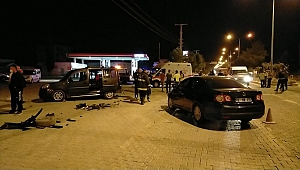 Otomobil İle Hafif Ticari Araç Çarpıştı: 3 Yaralı