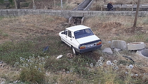 Otomobil Şarampole Yuvarlandı