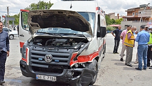 Otomobille Ambulans Çarpıştı: 1 Yaralı