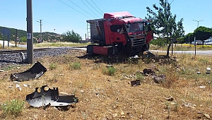 Tren Hemzemin Geçitte Tırı Biçti: 1 Ölü