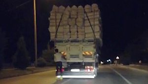 Kamyonun Arkasında Patenle Tehlikeli Yolculuk
